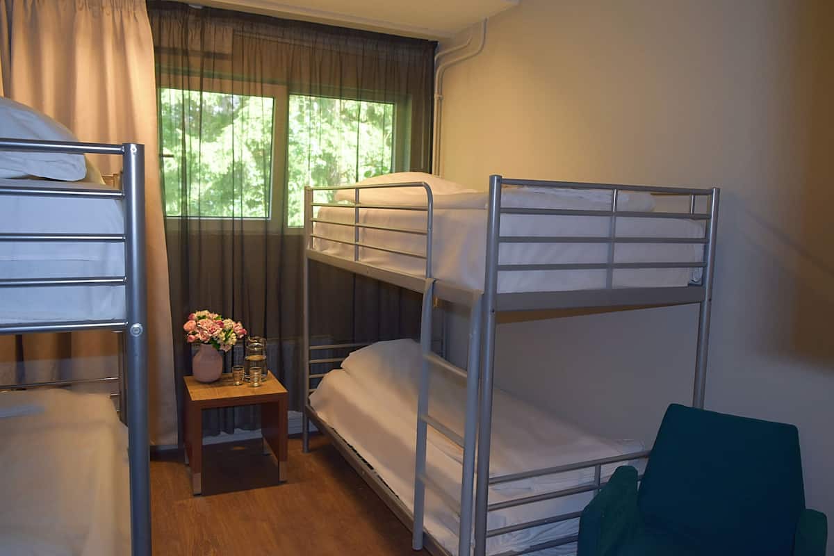 Vierpersoonskamer, gedeelde badkamer (Economy) | Een bureau, een laptopwerkplek, gratis wifi, beddengoed