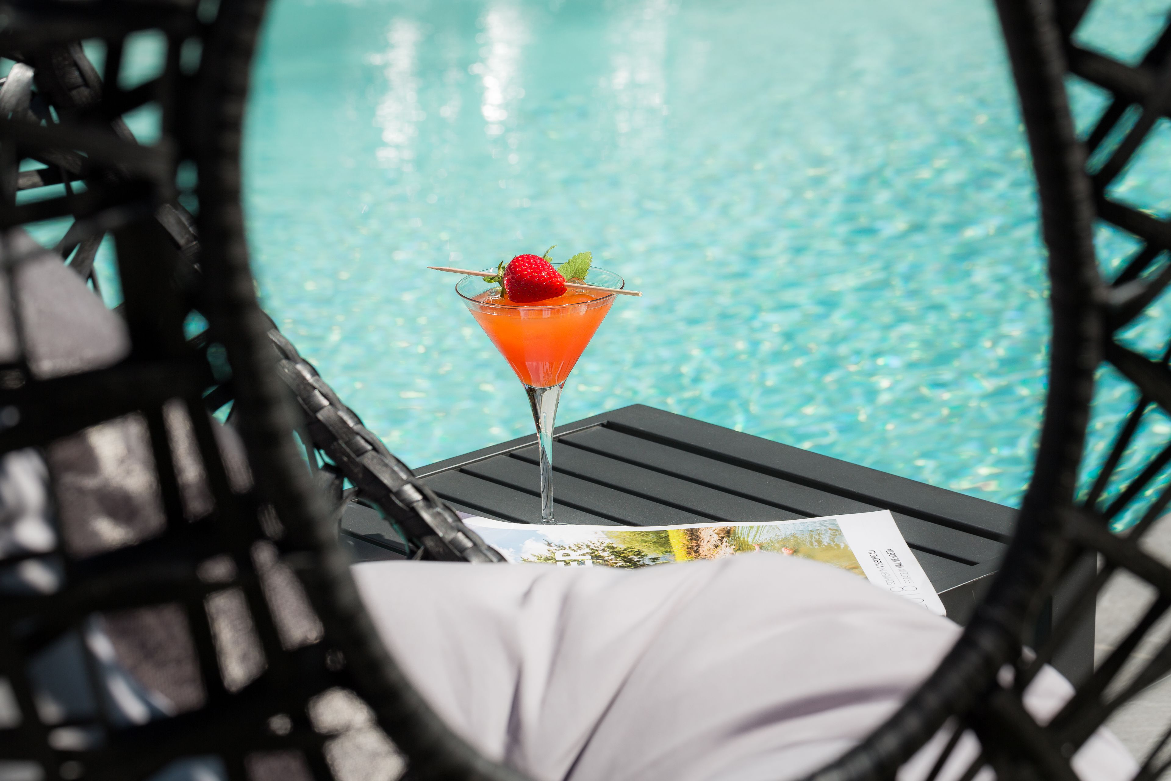 Una piscina techada, una piscina al aire libre de temporada, sombrillas
