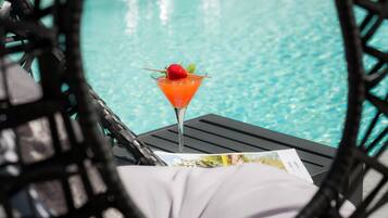 Una piscina techada, una piscina al aire libre de temporada, sombrillas