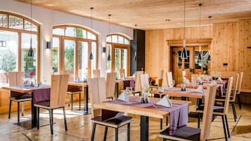 2 間餐廳,供應早餐、午餐和晚餐,當地料理