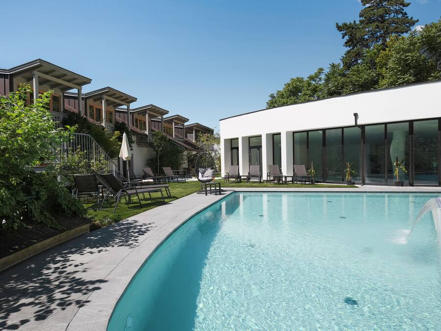 Piscina interna, piscina externa sazonal, guarda-sóis, espreguiçadeiras