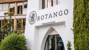 Een gebouw met de naam "BOTANGO" en een logo met een gestileerde plant.