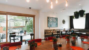2 Restaurants; Frühstück, Mittagessen und Abendessen werden serviert