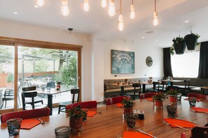 2 restaurants; breakfast, lunch and dinner served