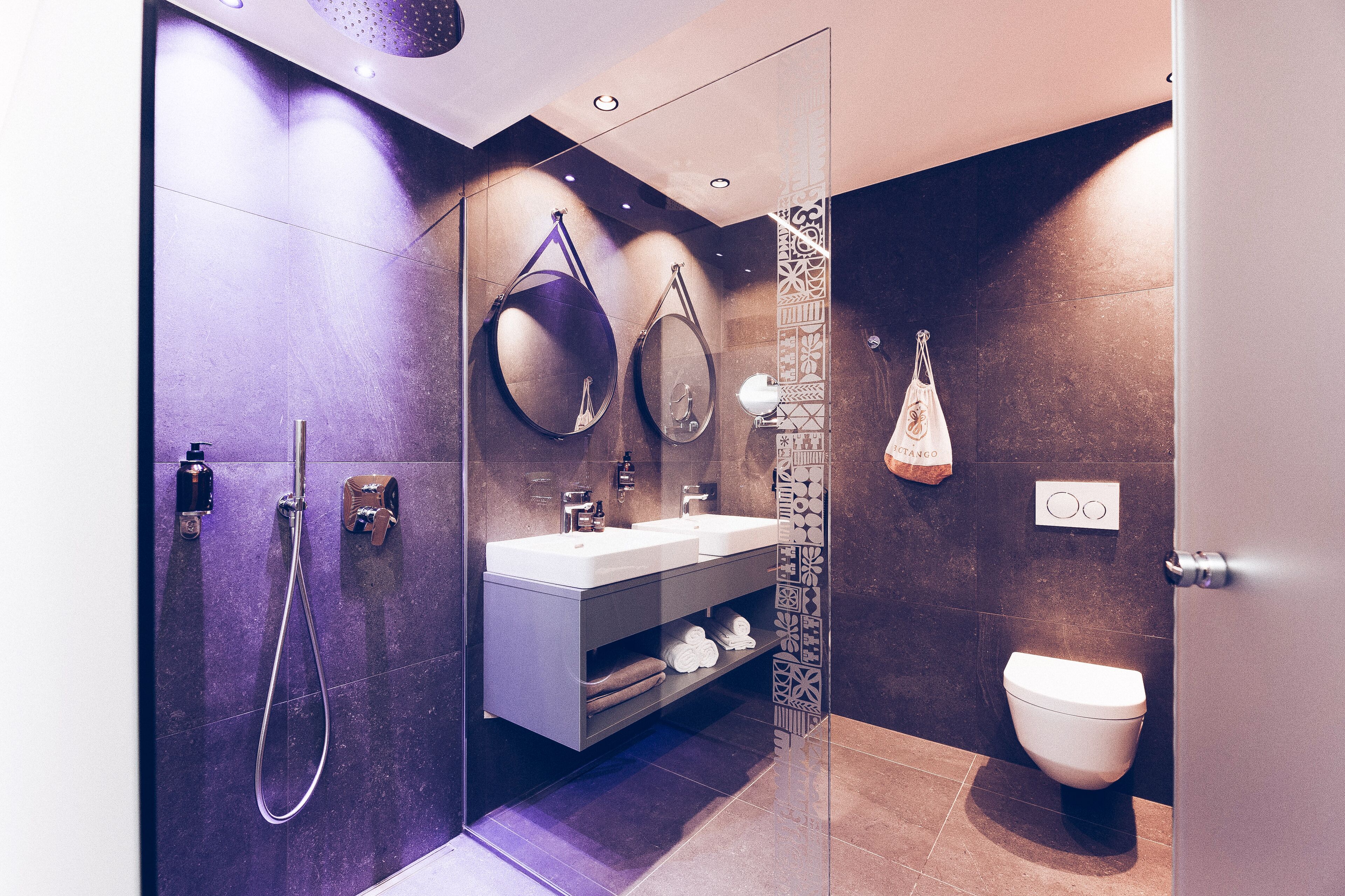 xl botango | bathroom | free toiletries, hair dryer, bathrobes, slippers