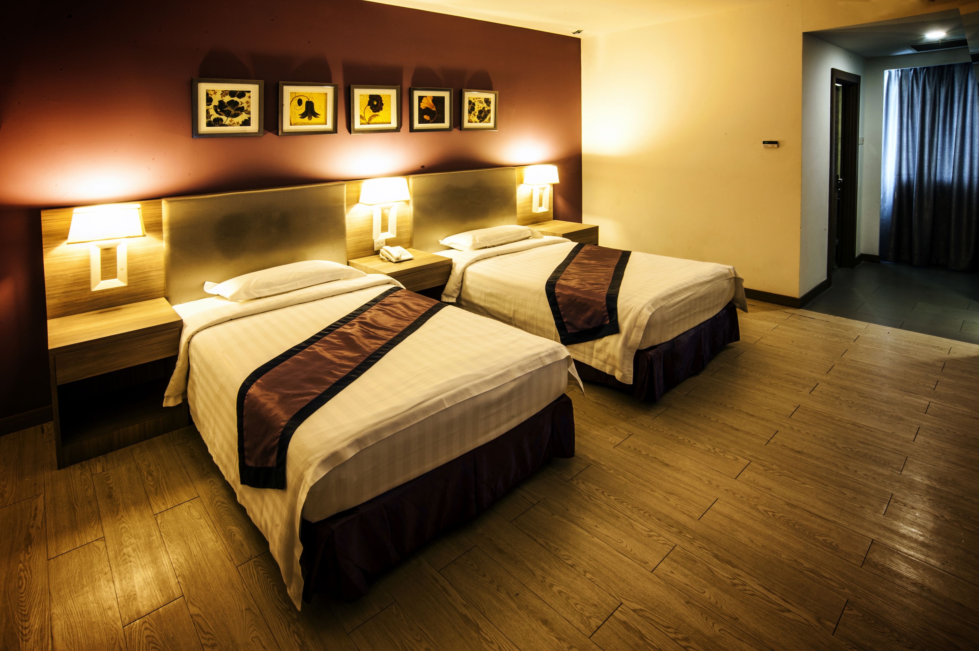 standard room (1 queen or 2 single beds) | premium bedding, in-room safe, desk, soundproofing