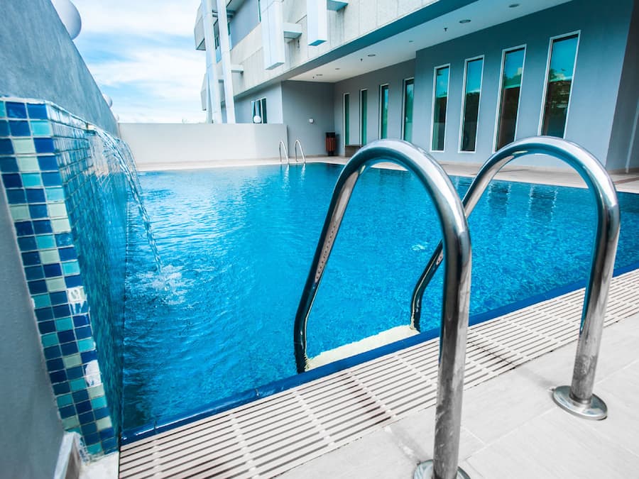 Utendørsbasseng og solsenger