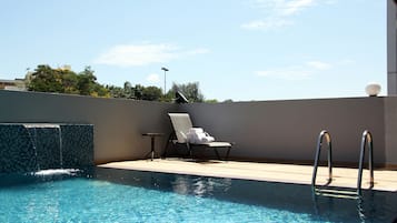 Piscina a l'aire lliure i gandules