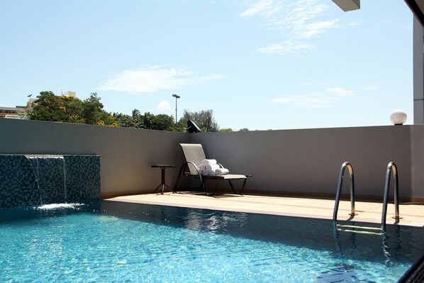 Piscine extérieure, chaises longues