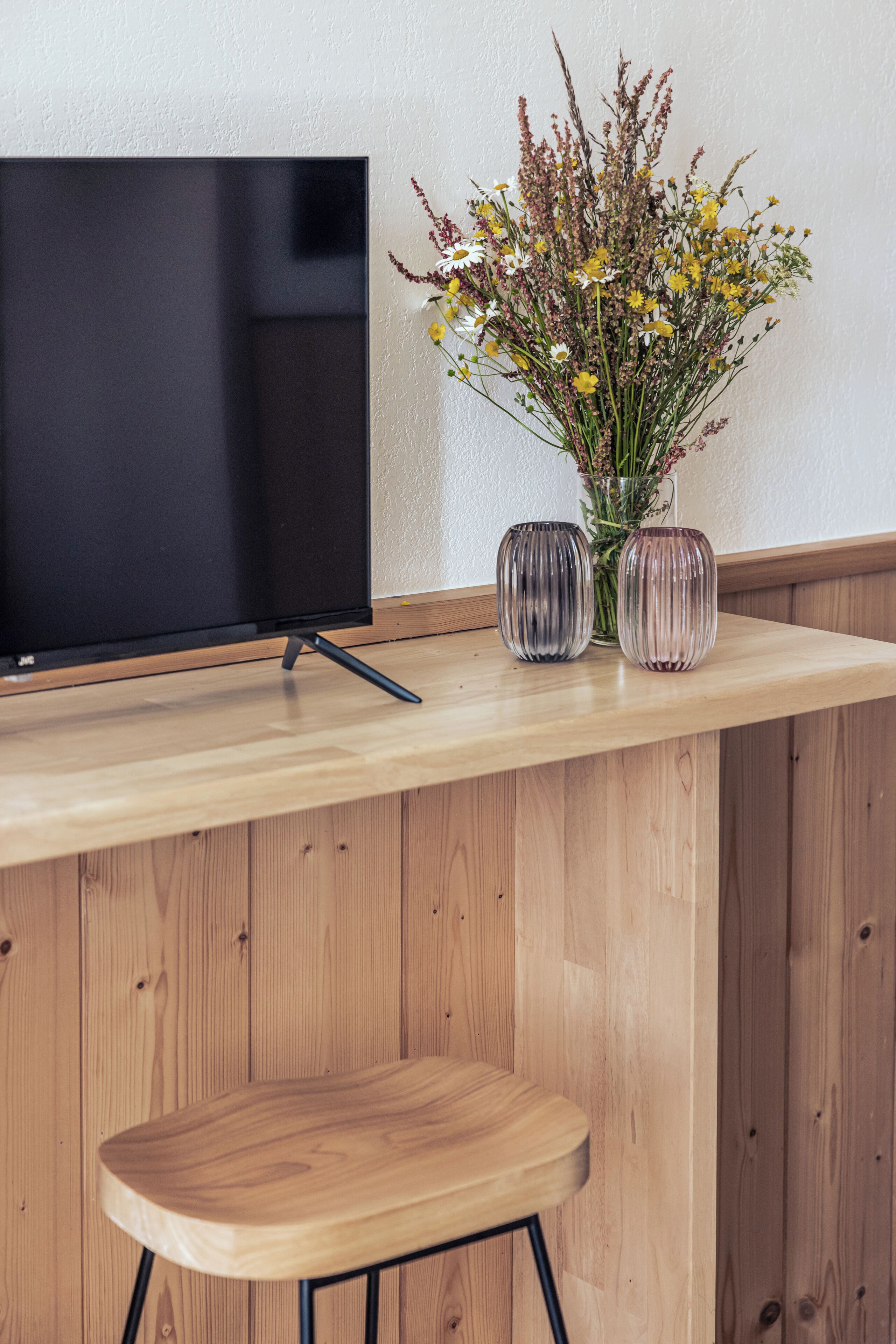 apartment, 2 bedrooms | living area | 80-cm flat-screen tv with cable channels, tv