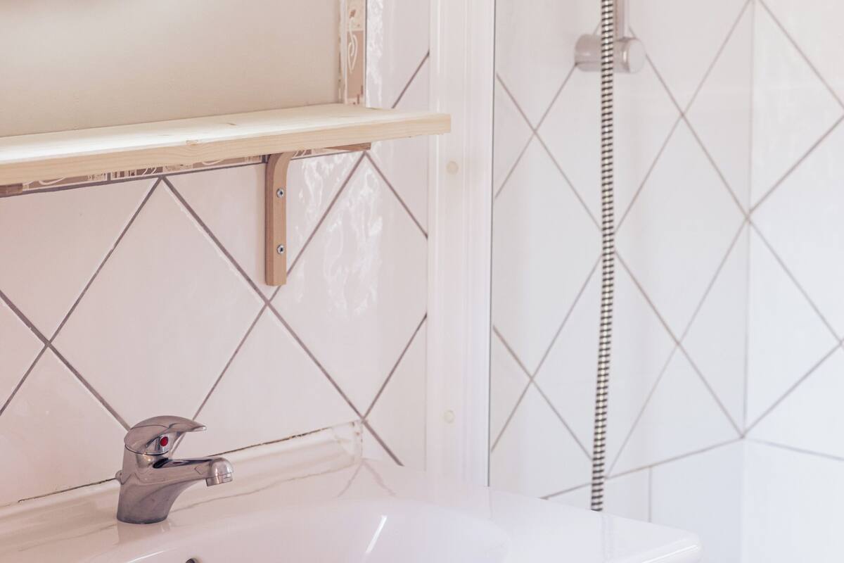 duplex apartment (2 adults)  | bathroom | hair dryer, towels