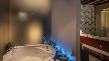 Suite Deluxe | Baño | Amenidades de baño gratuitas, secadora de cabello, bidet, toallas