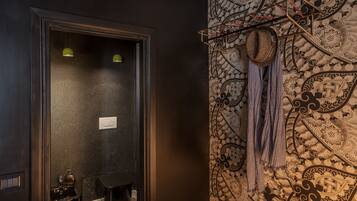 Artículos de tocador gratuitos, secador de pelo, bidet, toallas