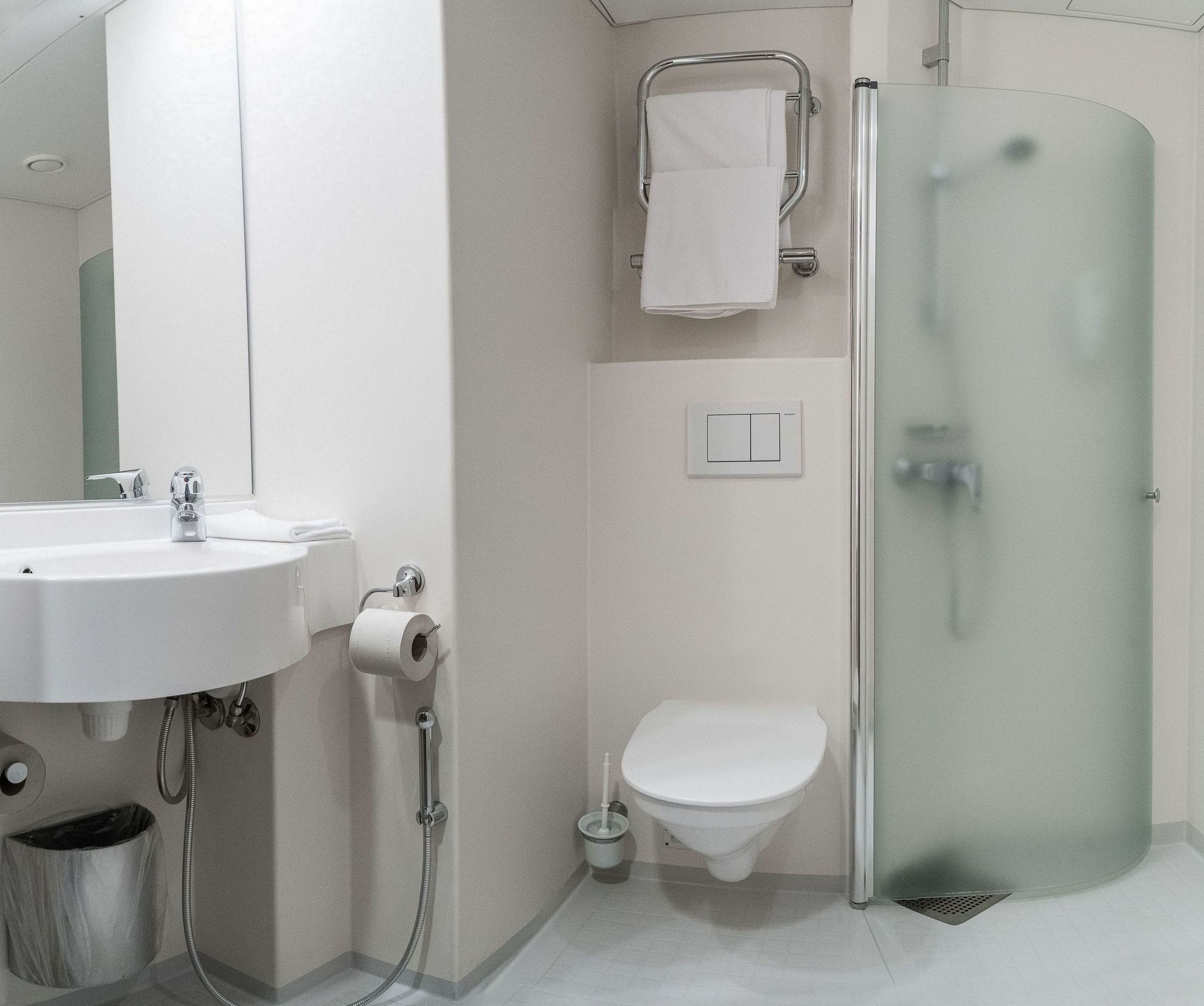 standard room | bathroom | shower, eco-friendly toiletries, hair dryer, towels