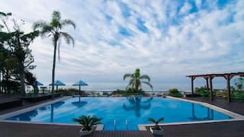 Piscina externa, guarda-sóis, espreguiçadeiras