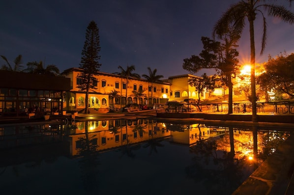 Outdoor pool, pool umbrellas, sun loungers