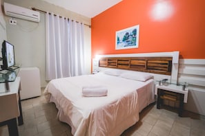 Minibar, in-room safe, bed sheets