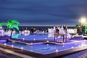 Outdoor pool, pool umbrellas, pool loungers - Hotel Morro dos Conventos (Ararangua)