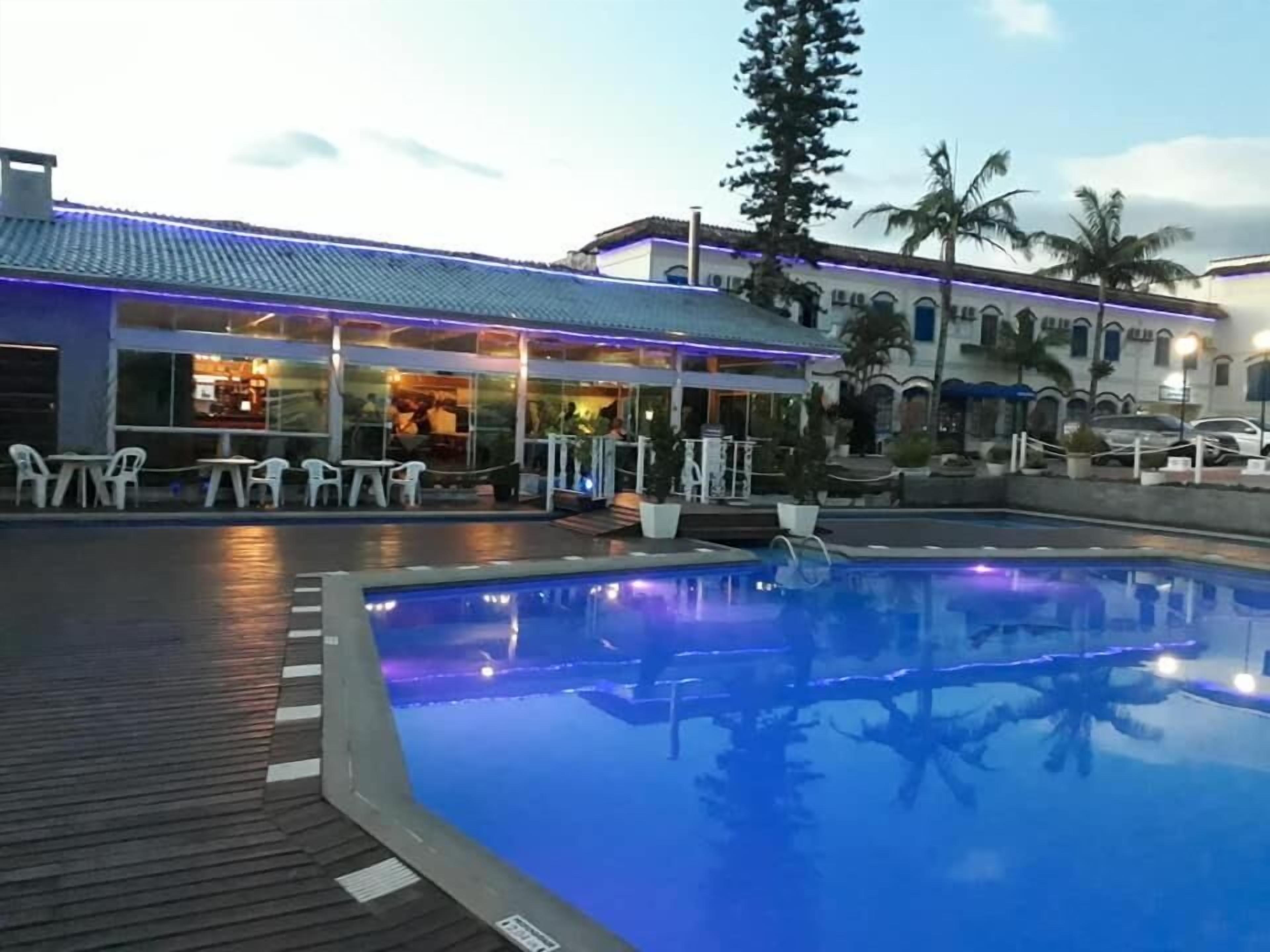 Piscina externa, guarda-sóis, espreguiçadeiras