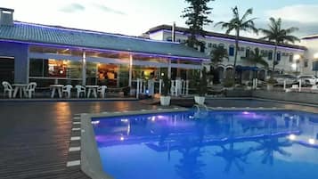 Piscina externa, guarda-sóis, espreguiçadeiras