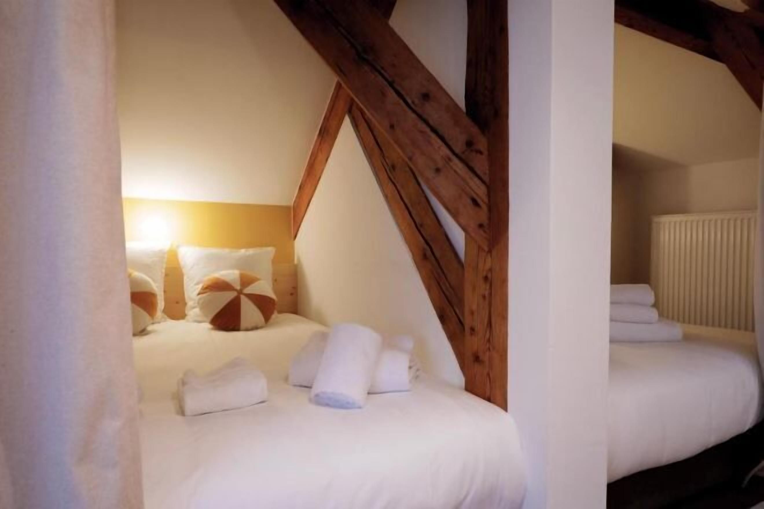 客房內保險箱、免費無線上網、床單