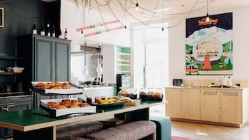 Desayuno buffet (EUR 16 por persona)
