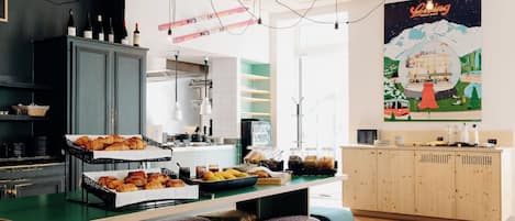 Petit déjeuner buffet (16 EUR par personne)