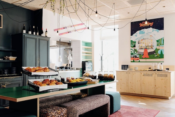 Tägliches Frühstücksbuffet (16 EUR pro Person)