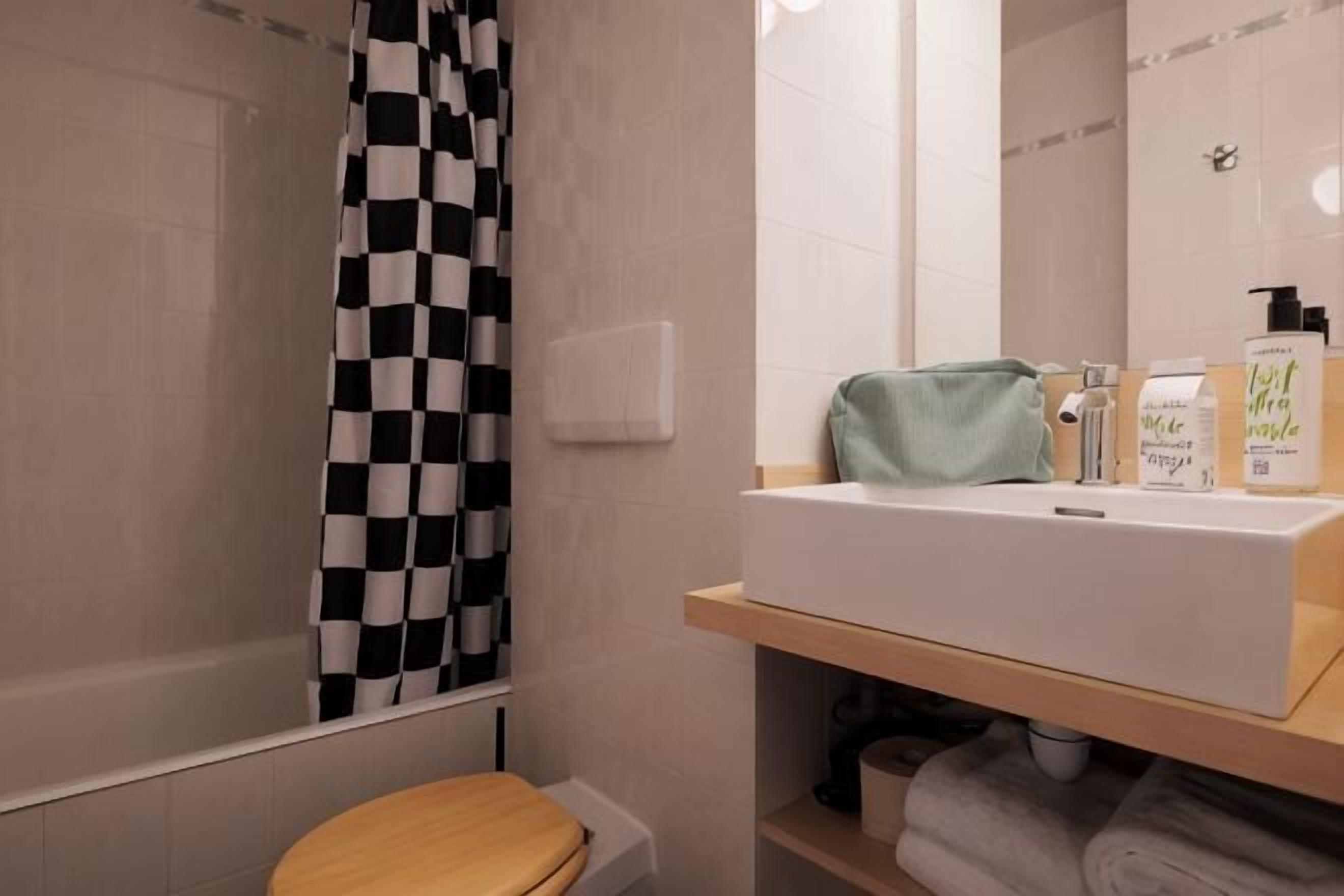 Badezimmer | Dusche, Haartrockner, Handtücher