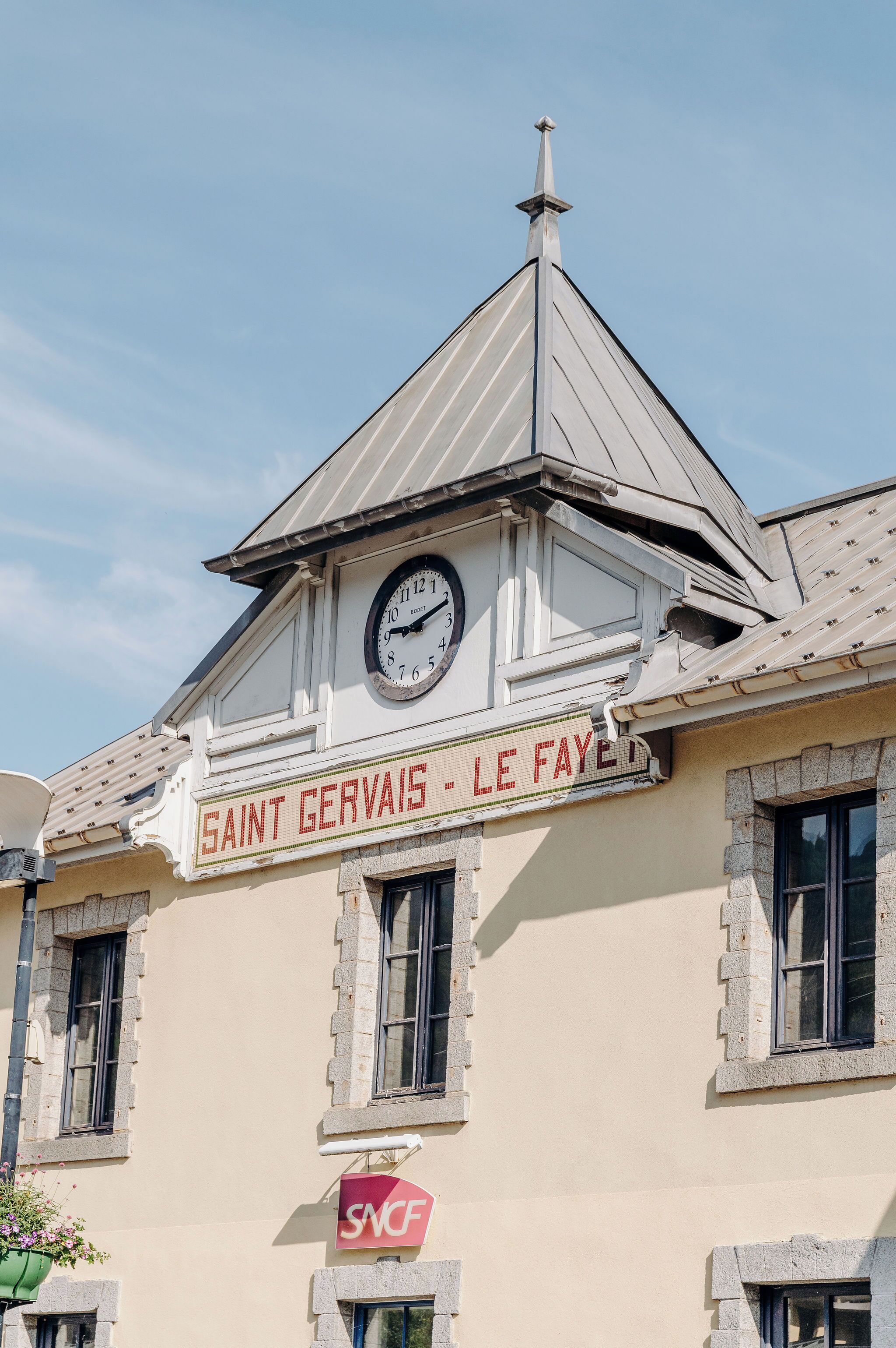 Un edificio con un reloj y un cartel que dice “SAINT GERVAIS - LE FAYEL”.