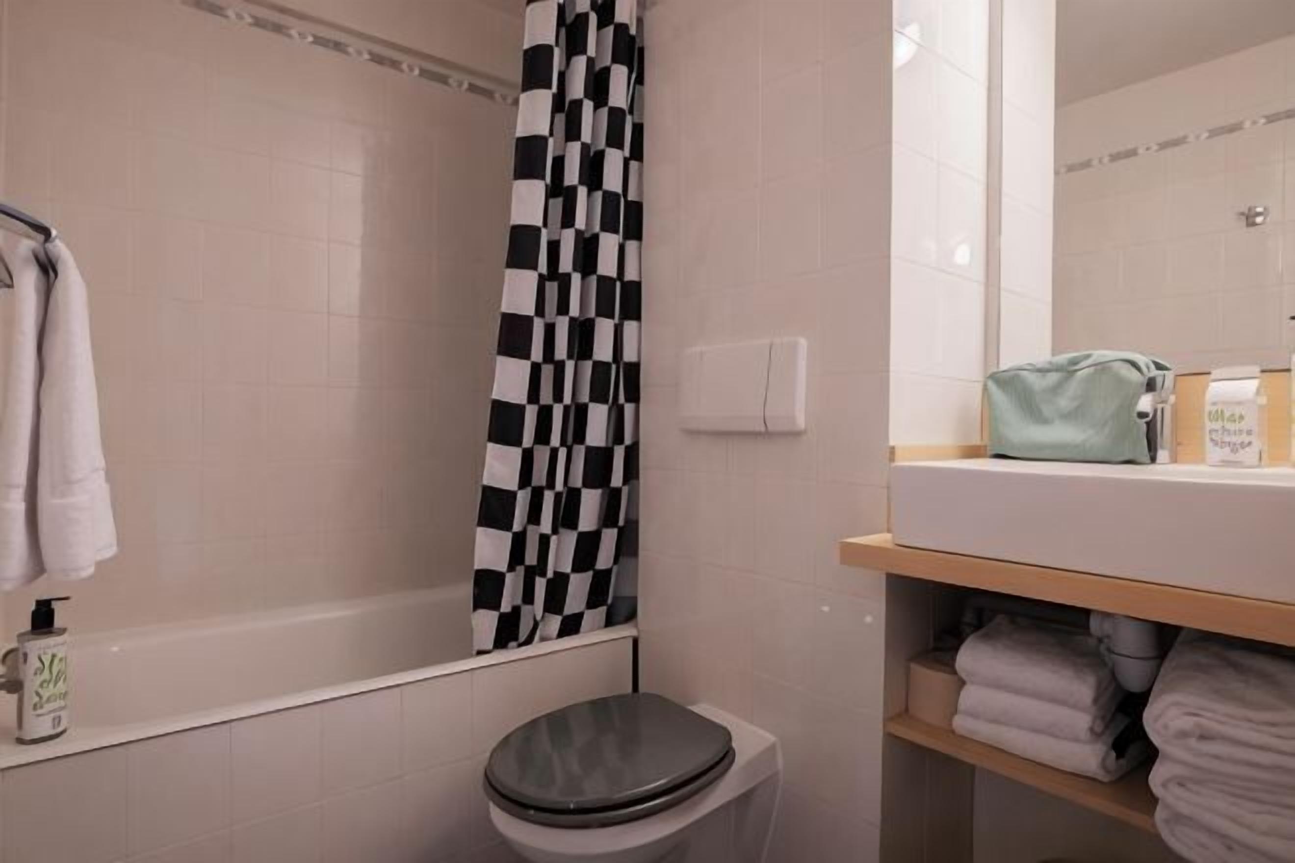 Badezimmer | Dusche, Haartrockner, Handtücher