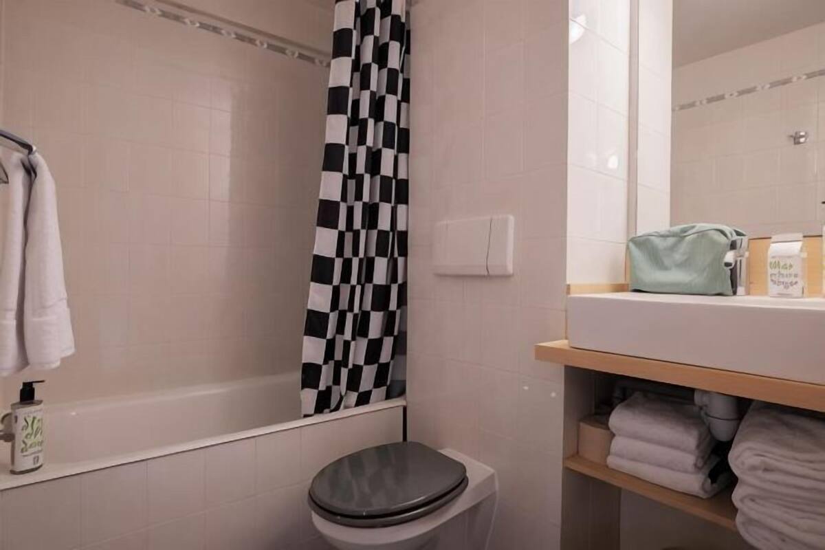 Kamar mandi | Shower, pengering rambut,  dan handuk