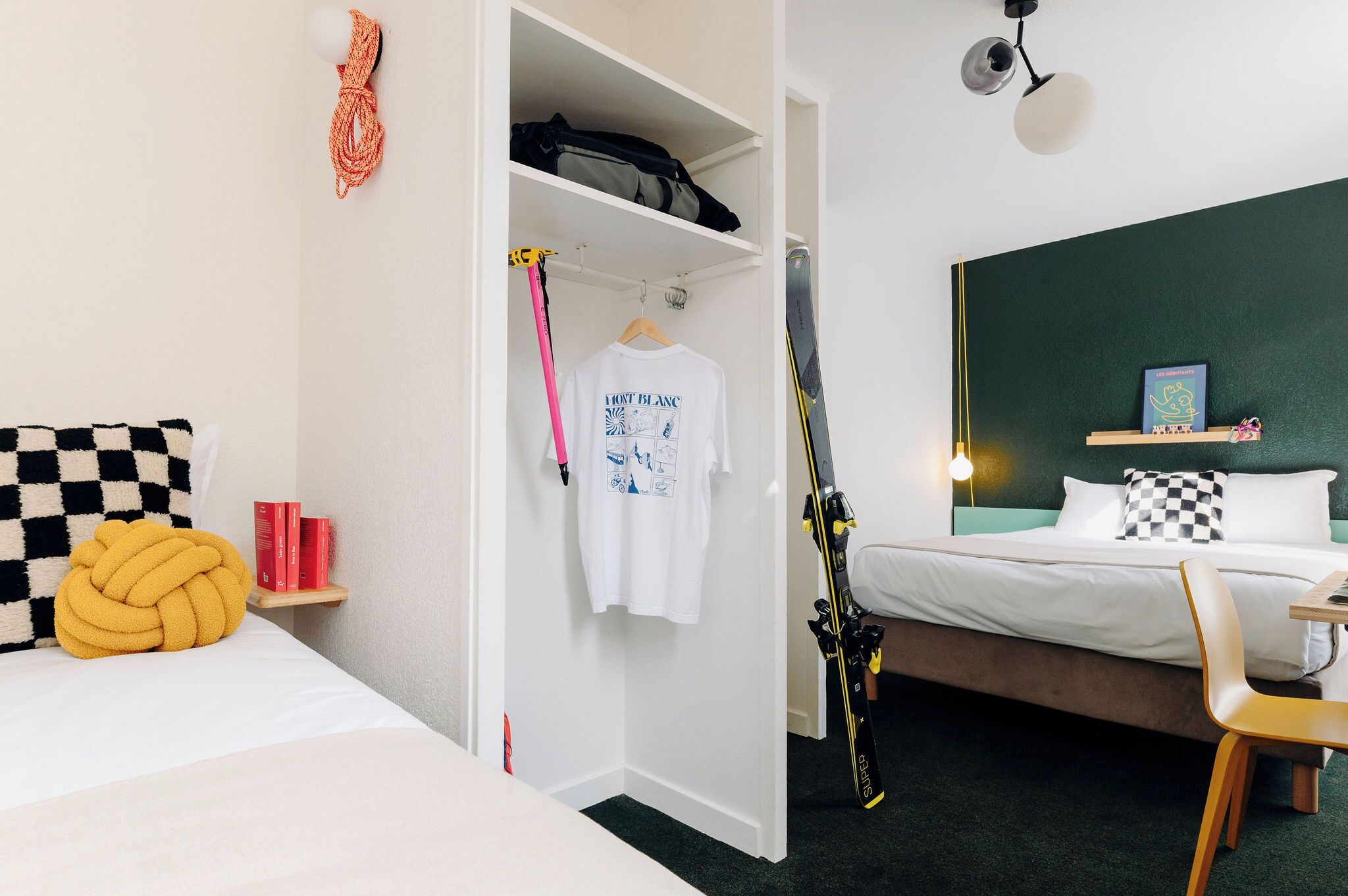 Habitación de hotel con cama, armario, un bastón de esquí y una silla.