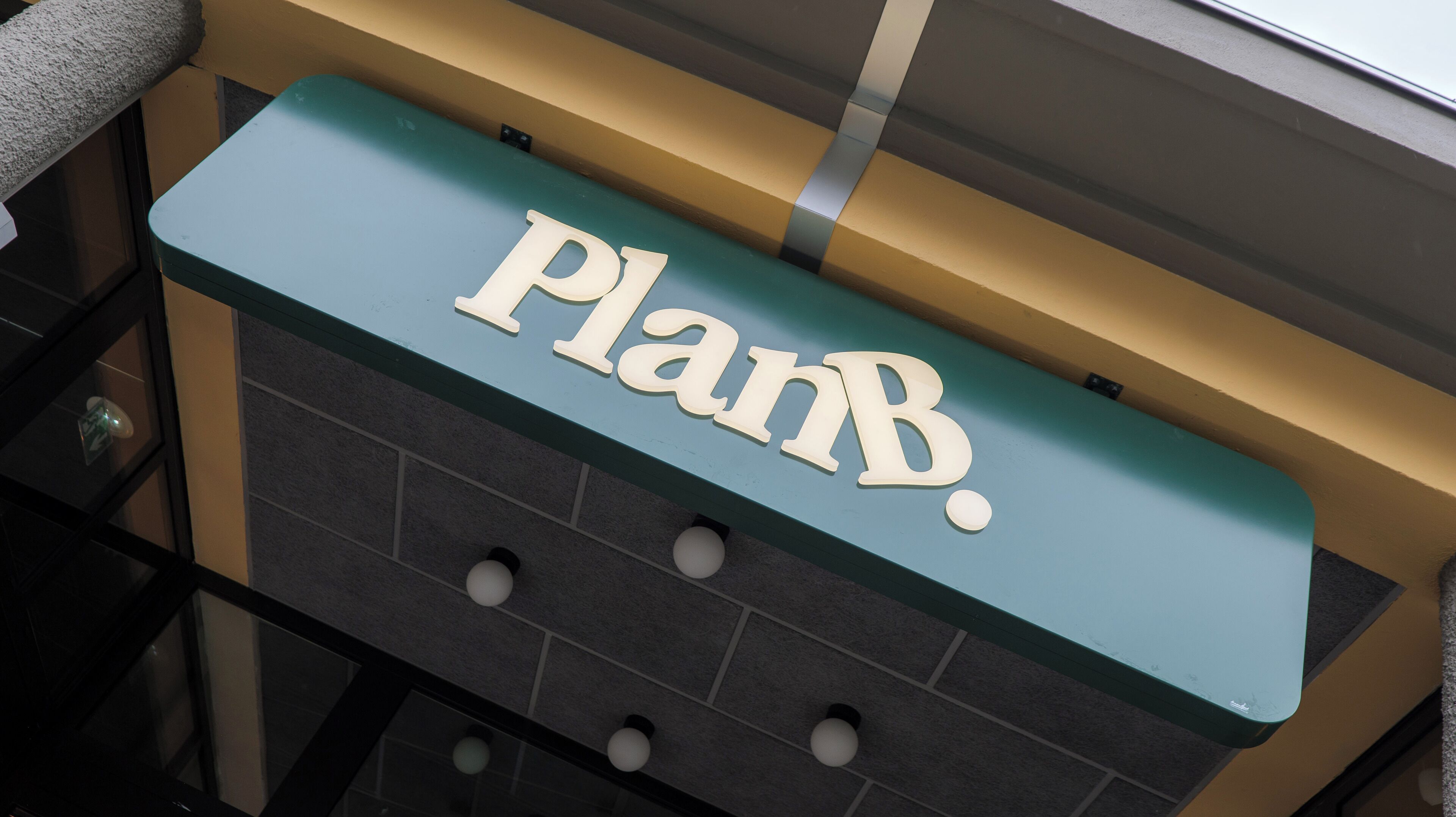 Un edificio con un cartel que dice "PlanB".