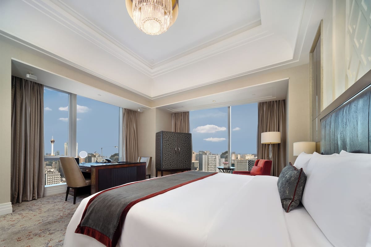 1 bedroom, premium bedding, down duvets, free minibar items