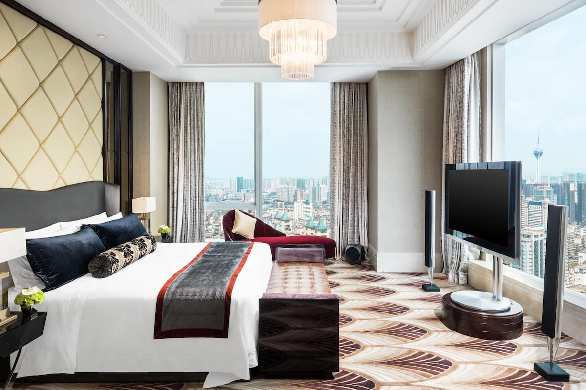 1 bedroom, premium bedding, down duvets, free minibar items