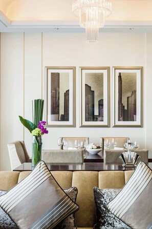 Ropa de cama de alta calidad, cubrecamas y artículos del minibar gratis 