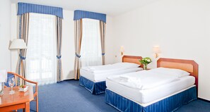 Caja de seguridad en la habitación y escritorio 