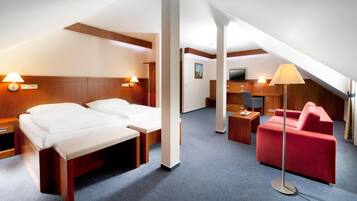 Cofres nos quartos, escrivaninha, quartos à prova de som, berços grátis