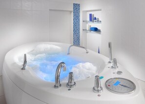 免费洗浴用品、吹风机、浴袍