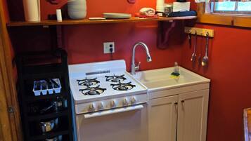 Double Room with Queen Bed and Bunk Bed | Private kitchen | Fridge, microwave, coffee/tea maker