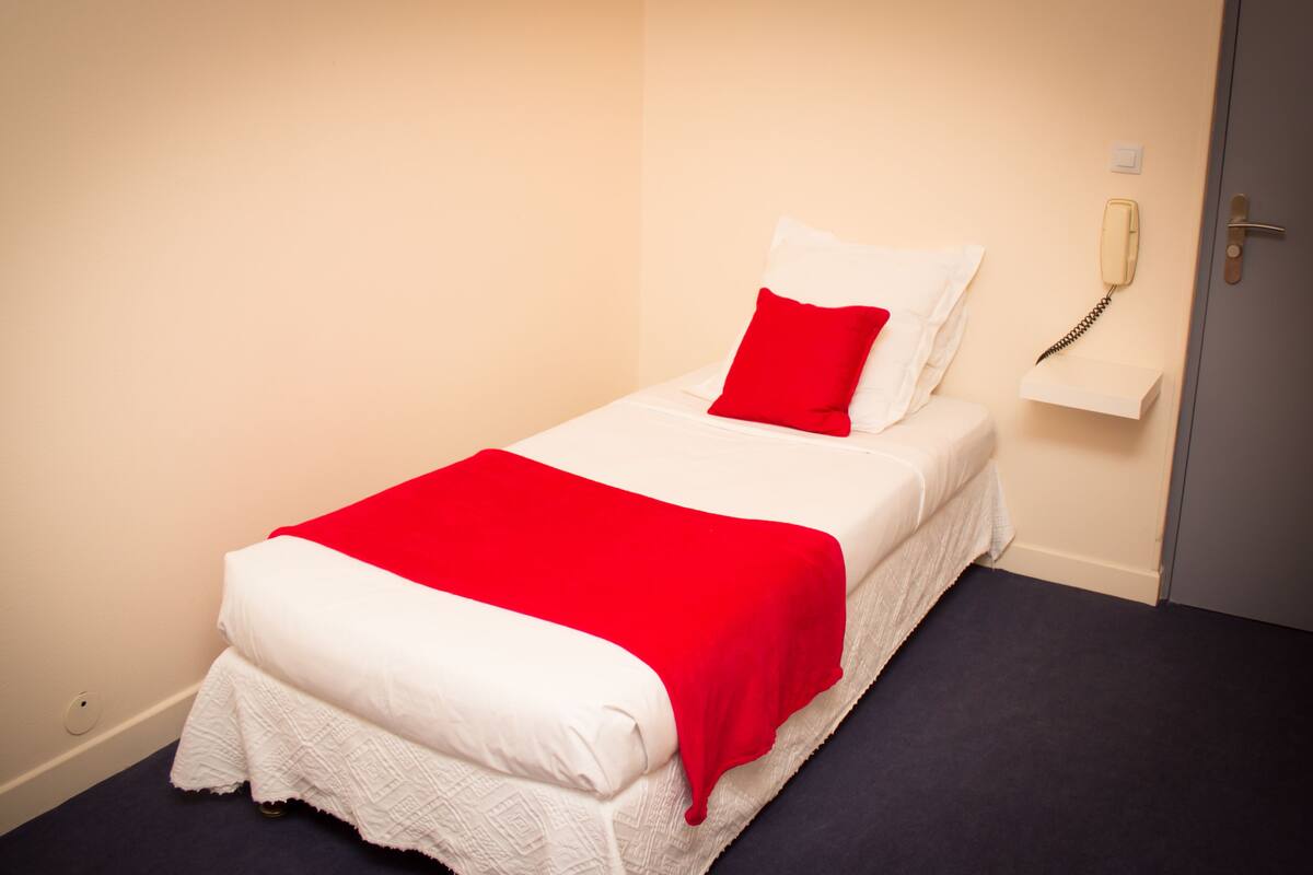 Single Room | Down comforters, desk, blackout drapes, iron/ironing board (on request)