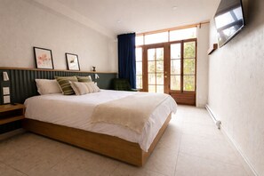 Habitación superior, 1 cama Queen size | Ropa de cama de alta calidad y decoración personalizada 