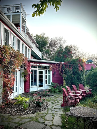 Exterior. Auberge du Mange Grenouille