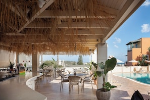 Bar junto a la piscina