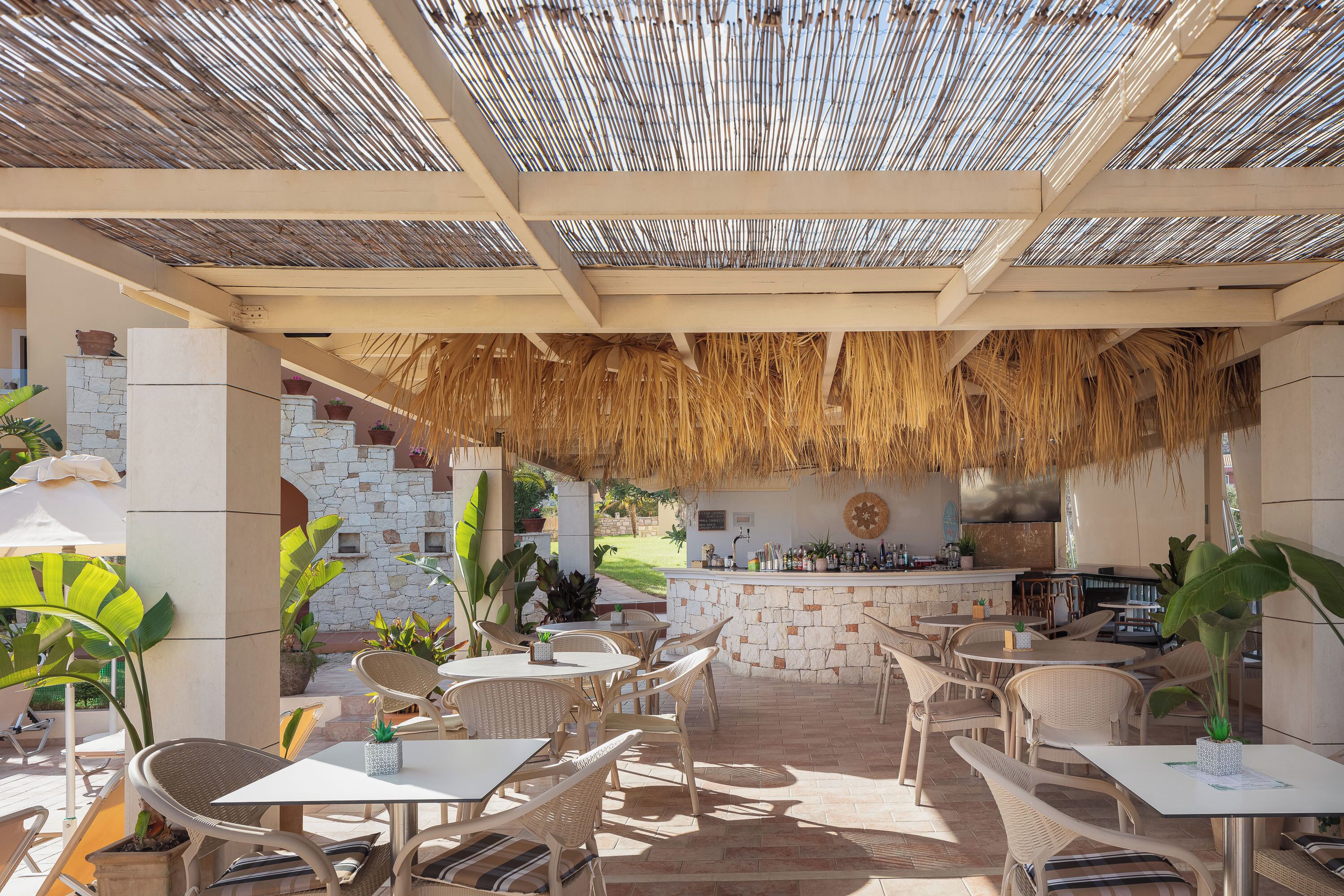 تلفزيون بحجم 32-بوصة يعرض قنوات فضائية