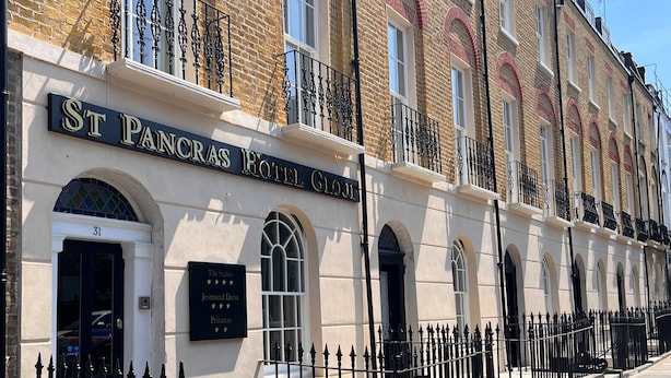 Una hilera de edificios de ladrillo tradicionales con un letrero que dice "St Pancras Hotel".