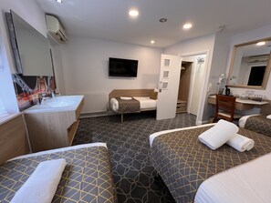 家庭房 (Basic Five Room, Shared Bathroom) | 高档床上用品、Select Comfort 床、办公桌、笔记本电脑工作区