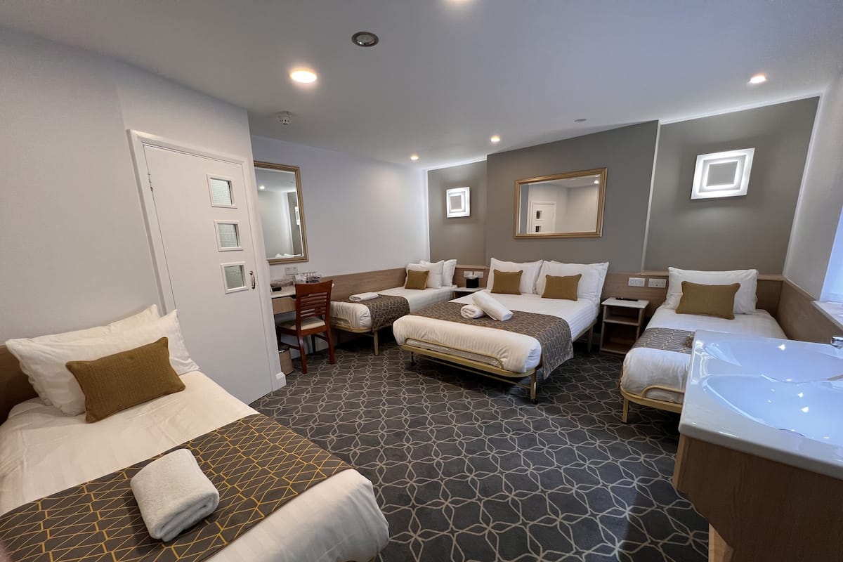 Familiekamer (Basic Five Room, Shared Bathroom) | 1 slaapkamer, luxe beddengoed, Select Comfort-bedden, een bureau
