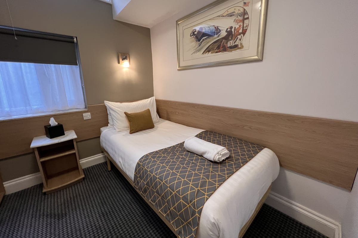 Eenvoudige eenpersoonskamer, gedeelde badkamer | 1 slaapkamer, luxe beddengoed, Select Comfort-bedden, een bureau